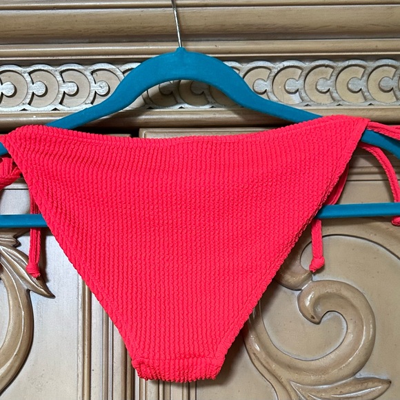 No Boundaries String Bikini bottom with Texture deep coral guc size Medium 7-9 - Picture 2 of 7